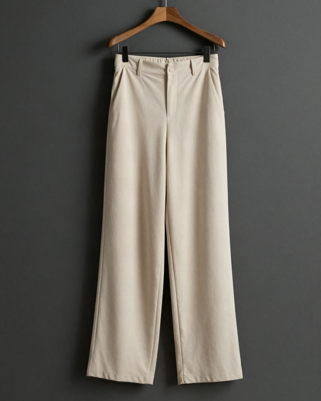 Pantalón palazzo color crudo, colgado