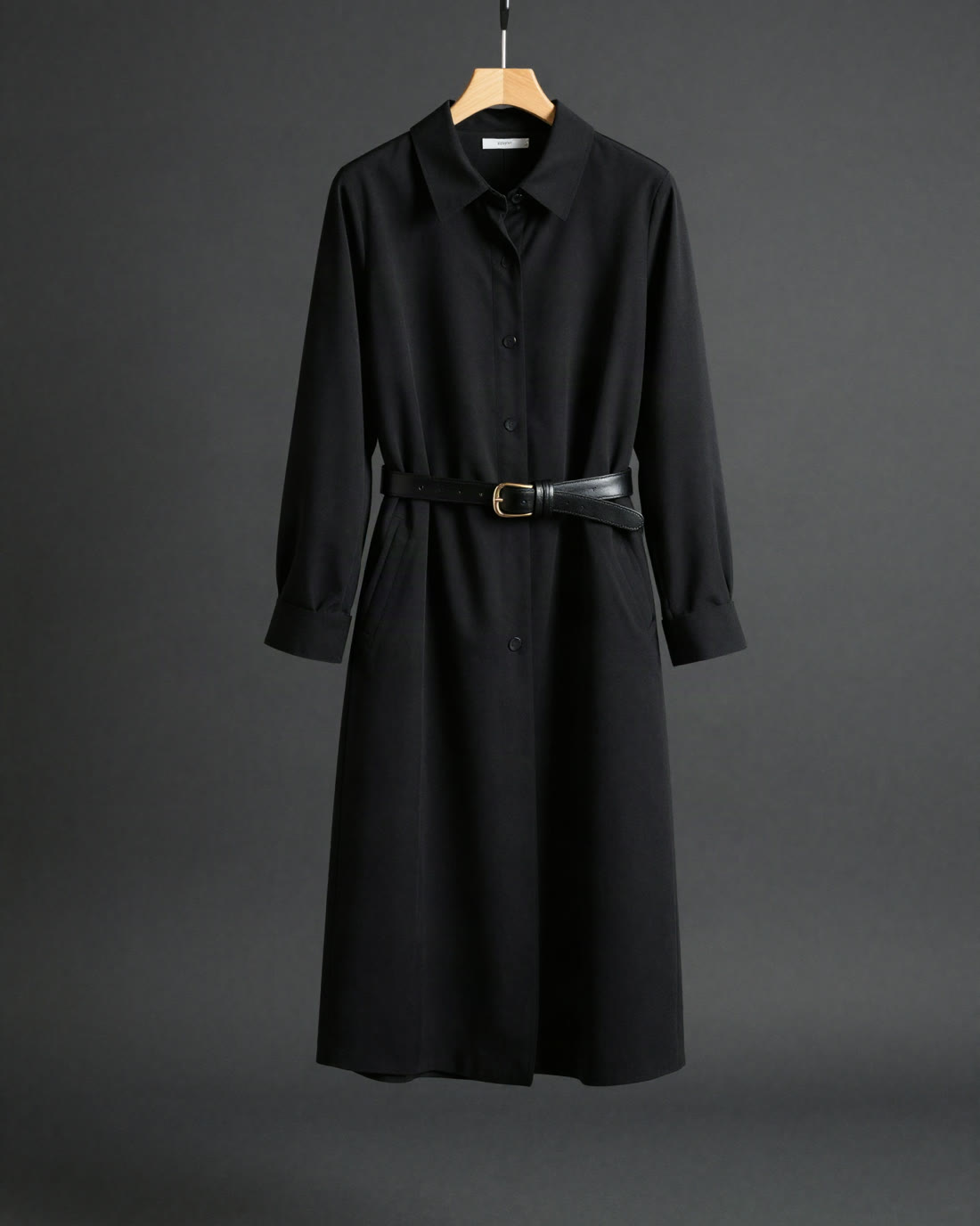 Vestido camisero negro con cinturón, colgado