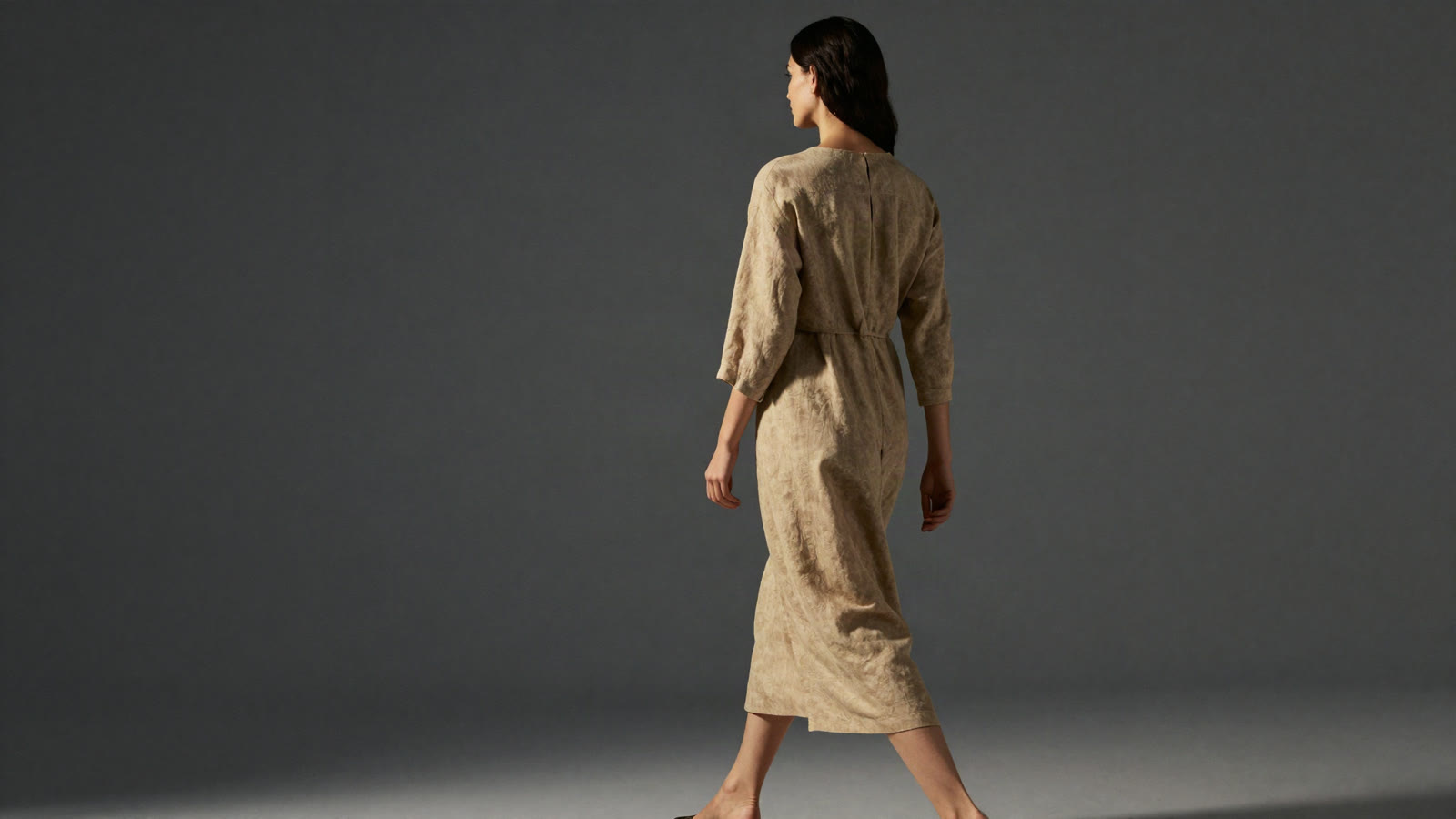 Modelo caminando con el vestido midi de lino
