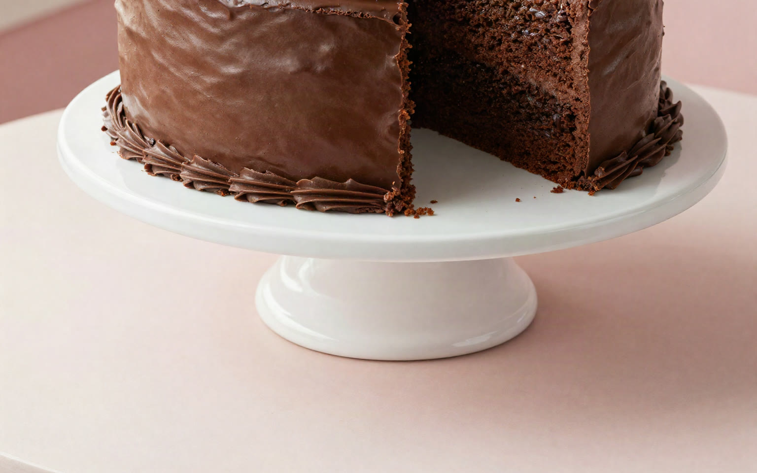 Torta de chocolate cortada sobre una base blanca